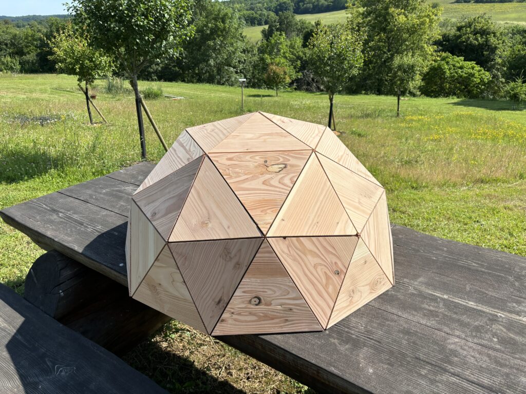 Couverture en bois dôme géodésique